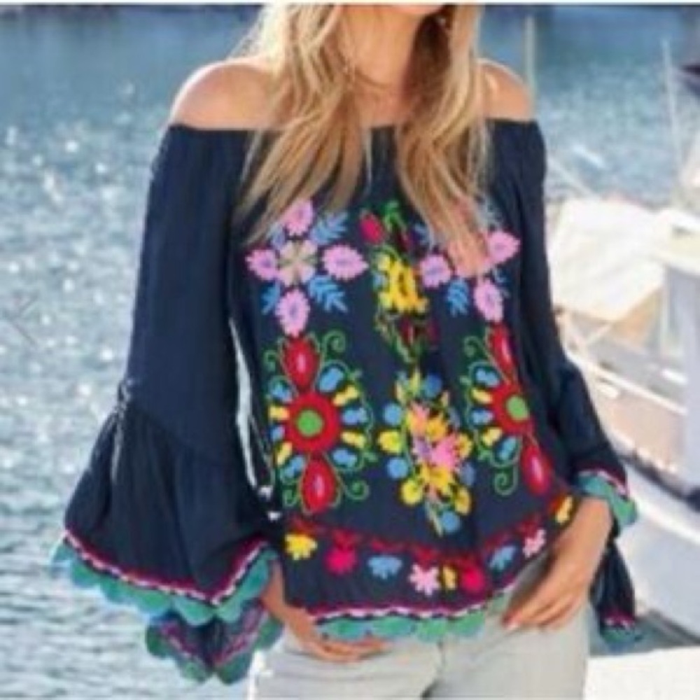 Ruby Yaya Off the shoulder Embroidered Bell‎ Sleeve Top
Size XS